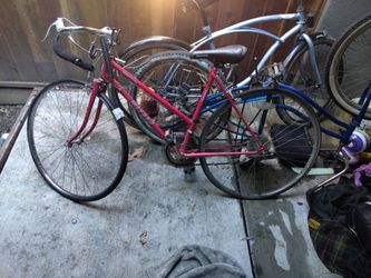 👀👀👀Miyata mountain bike back tire just needs to be pumped up but the front tire is puncher and needs to be replaced