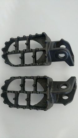 Motorcycle foot pegs