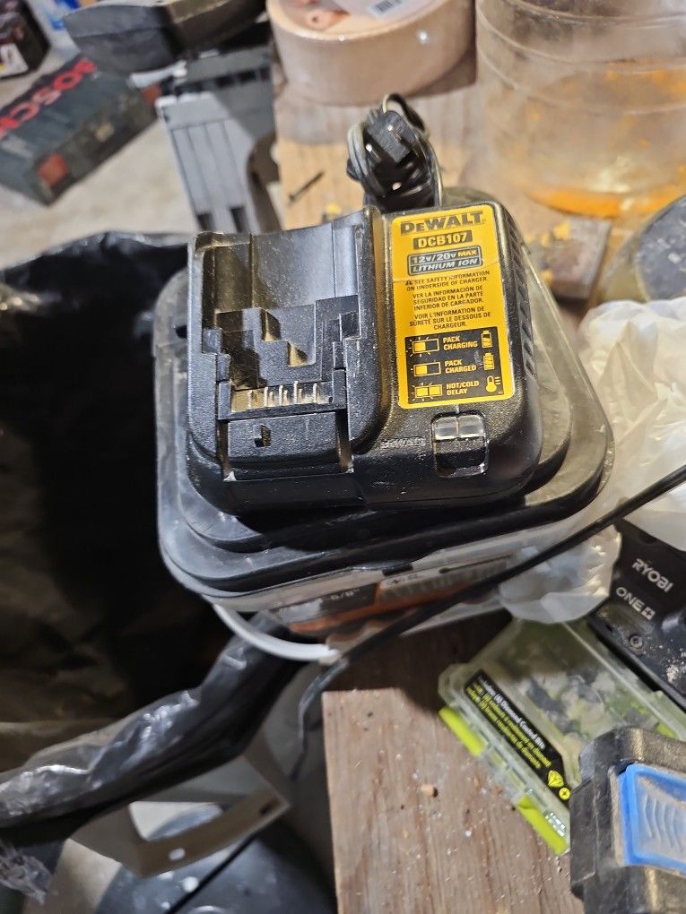 Dealt 12 And 20 V charger