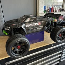 Arrma Kraton 8S  EXB Brushless RTR 1/5 4WD Monster Truck