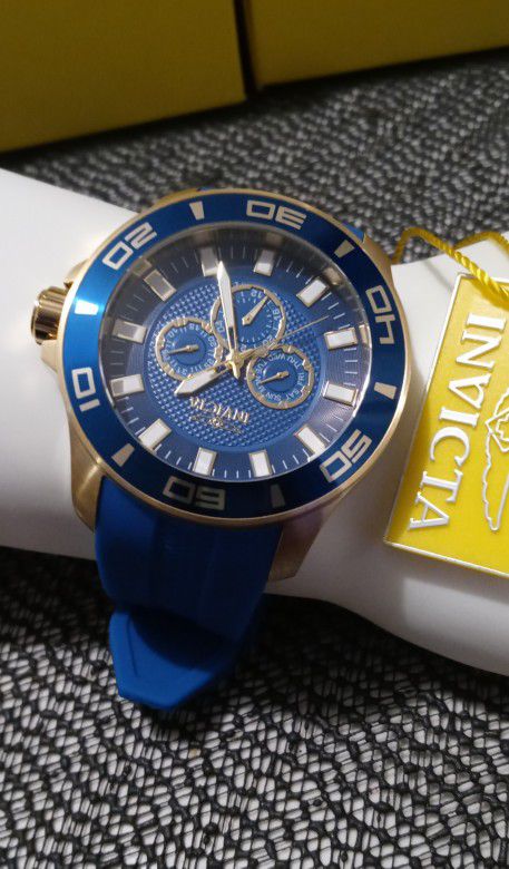 MEN'S BRAND NEW BIG FACE SPORTY LUXURY 100% AUTHENTIC INVICTA GOLD TONE AND BLUE SILICONE STRAP BAND DAY-DATE CHRONOGRAPH WATCH.