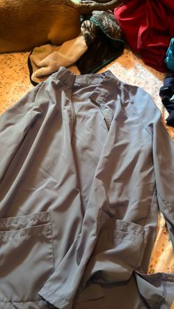 Scrub jacket with zipper