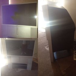 40 inch tv !! NEEDS TO GO NOT FLAT SCREEN!