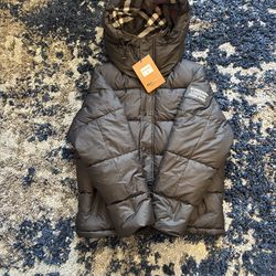 Burberry black puffer jacket ( sleeves are detachable)