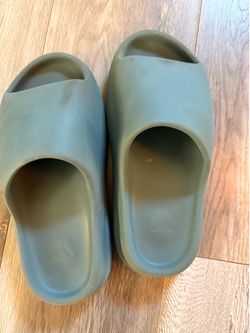 Yeezy Slides-Men size 9