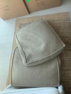 2 FLOOR PILLOWS IN 25