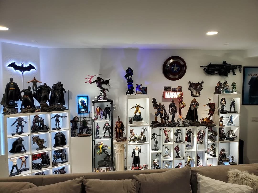 Selling Statue And Hot Toys Collection