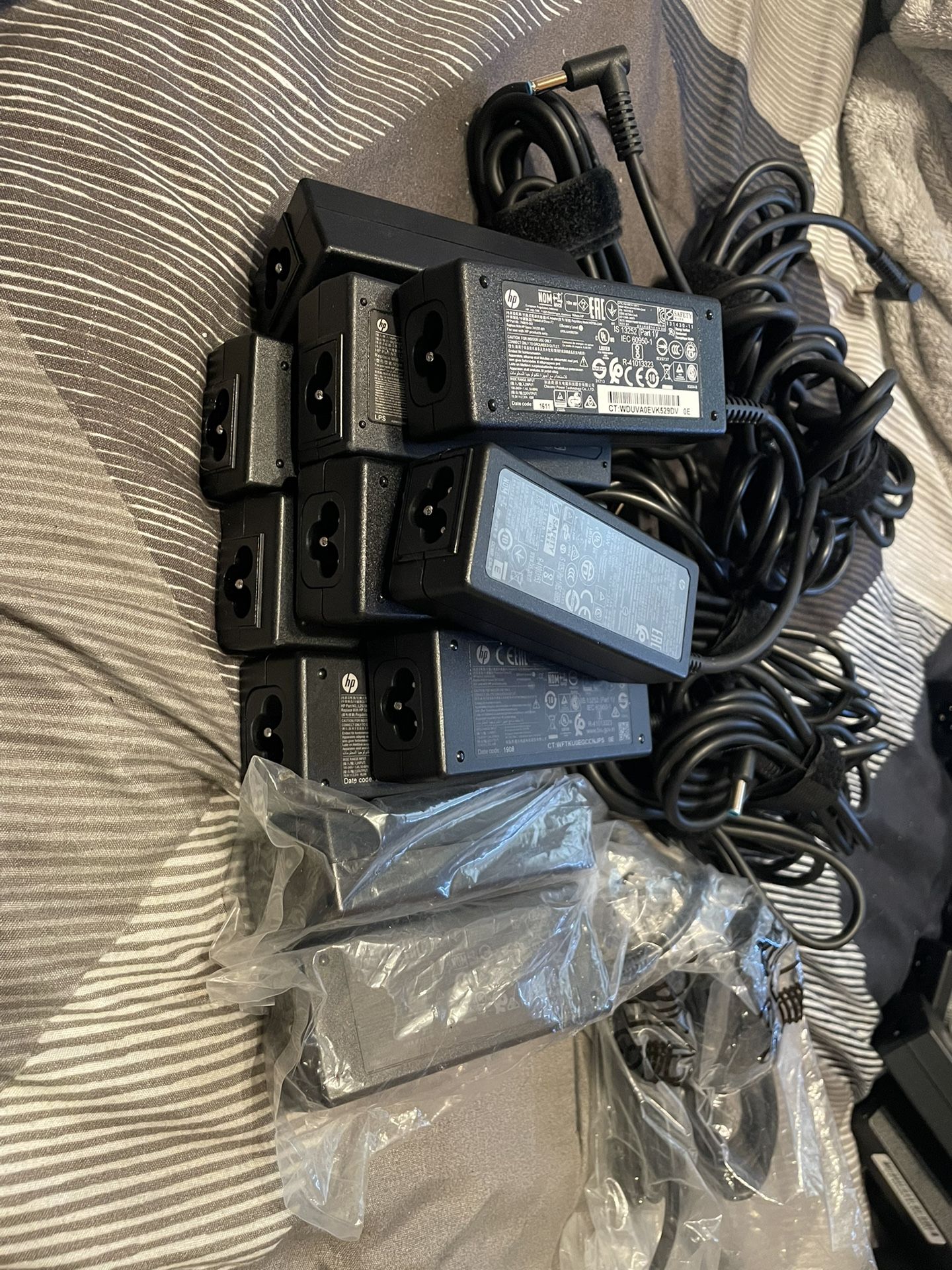Lot Of 11 HP Genuine 45 W AC power adapter