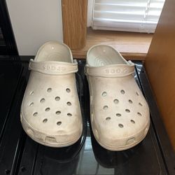 White Crocs! Read Below ⬇️ 