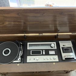  Beautiful Magnavox Record/ 8track/ Cassette player