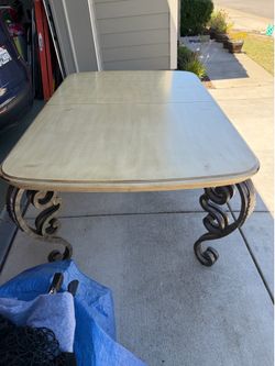 Nice table W/ leafs