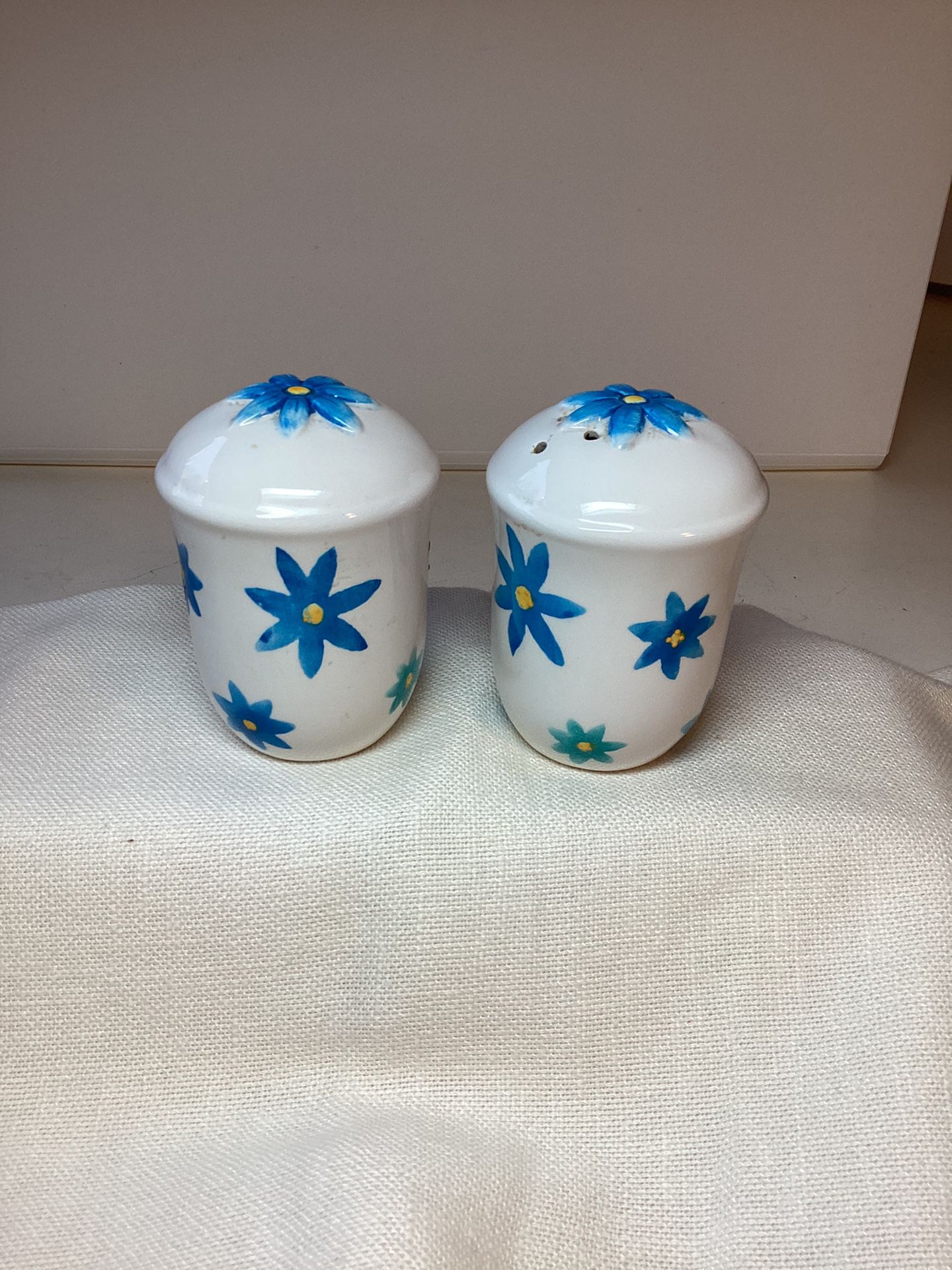 Groovy Vintage Retro Blue Daisy Salt And Pepper Shakers With Plugs