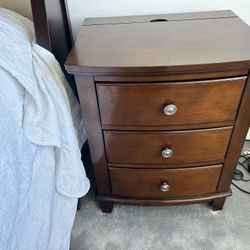 Night Table w/electrical Outlets Inside Top