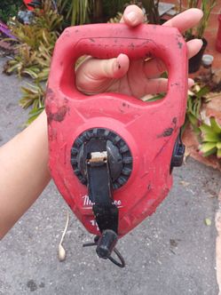 Milwaukee 100 Ft. Extra Bold Large Capacity Chalk Reel. 
Key Features
Length: 100 feet line.
Speed: 4:1 gear retraction ratio.
Chalk capacity: Large 1