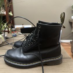 Doc Martins/ Dr martin’s black 1460 pascal boots
