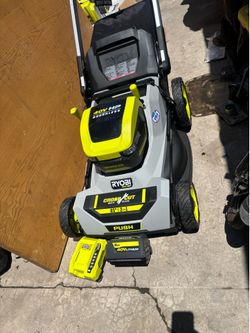 Podadora Rioby 40 voltios batería y cargador