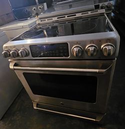 GE STAINLESS STEEL GLASSTOP STOVE SLIDE IN CONVECTION OVEN......$ 400