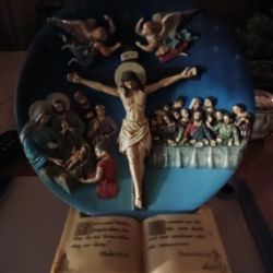 RELIGIOUS PLATTER DISPLAYED ON COPY OF BIBLE 