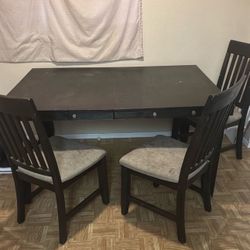 Table With 4  Chairs/ Has An Insert To Extend The Table 