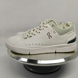 Size 7.5 US Women's On Women's The Roger Advantage sneakers in white