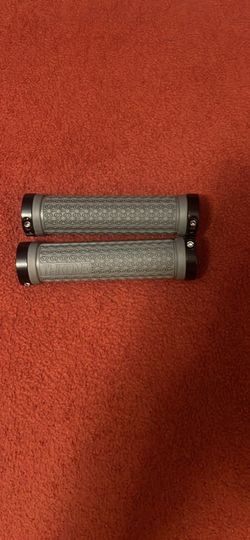 Throne grips