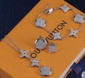 New set  18k stainless steel silver comes with earrings bracelet and necklace no box