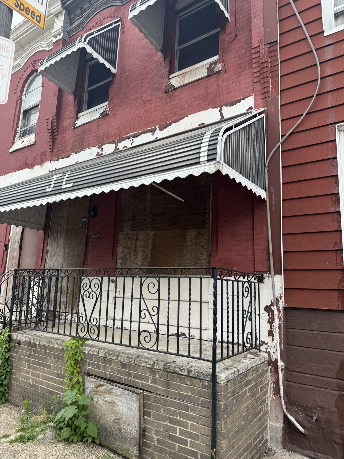 BIG HOUSE FOR SALE IN NORTH PHILLY ON A WIDE BLOCK NEAR BROAD ST 19132