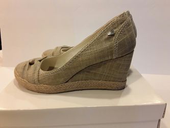 ROXY WEDGES size 7 1/2 ( I wear size 8 and this fit perfectly)