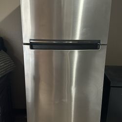 Whirlpool 18 Cu Ft Top freezer Like new!
