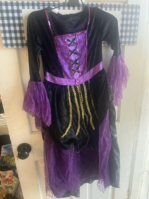 WITCH HALLOWEEN COSTUMES..SIZE 7/8..IN GOOD CONDITION...SE HABLA ESPANOL..CHECK OUT MY PAGE FOR MORE..