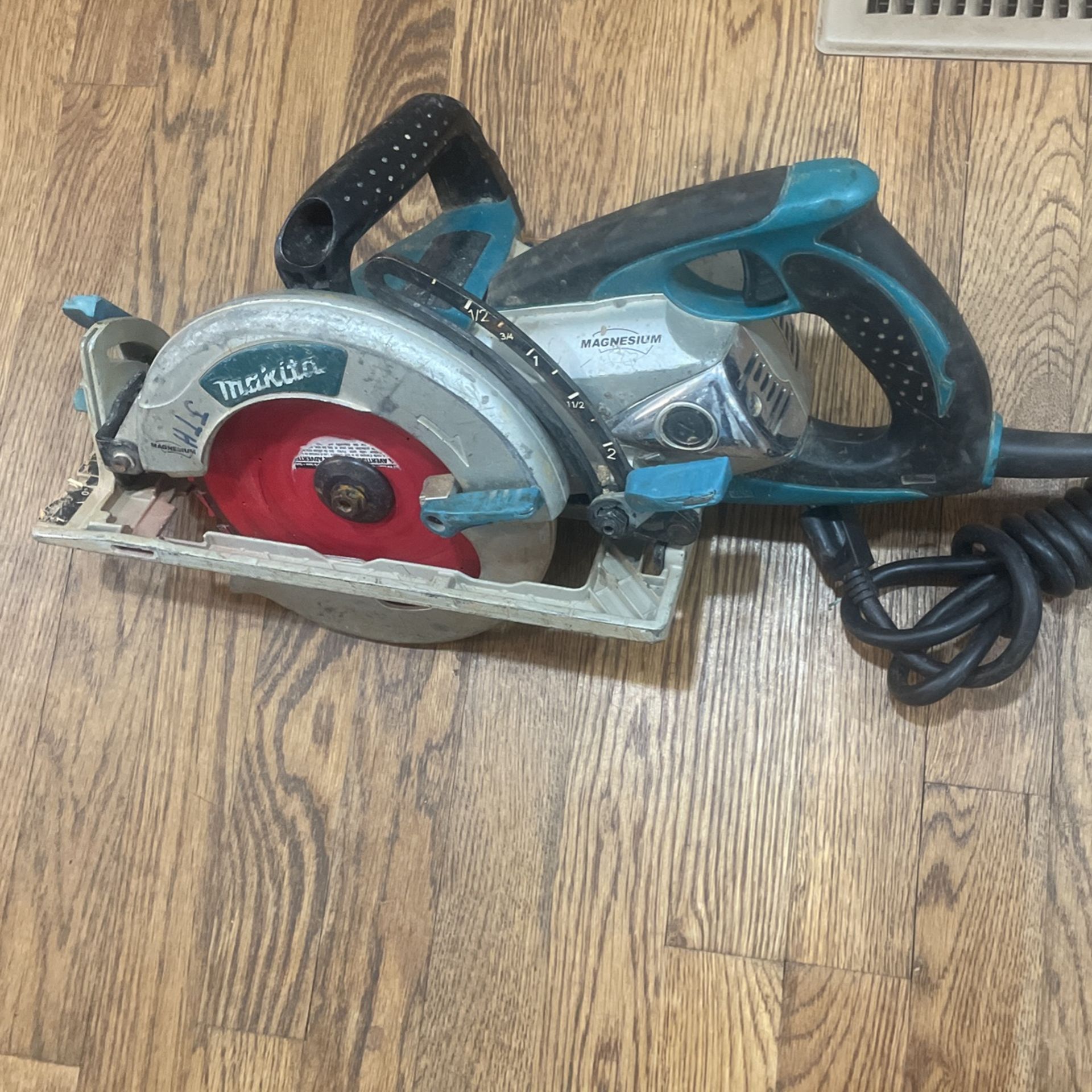 “GREAT MAKITA MAGNESIUM CIRCULAR SAW WITH BRUSHLESS MOTOR”