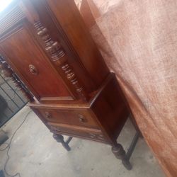 WILLIAM & MARY Cabinet - Vintage