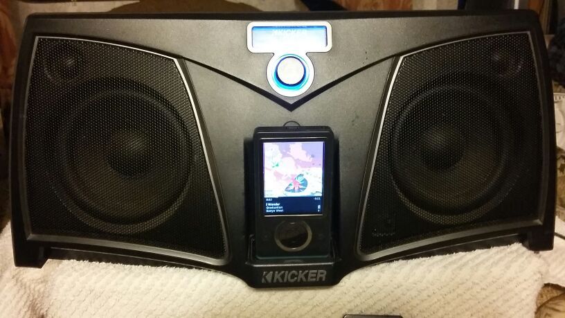 Kicker speaker dock WITH Zune player