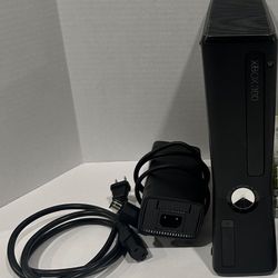 Xbox 360 With Kinnect And 8 Games 1 Control All Cables