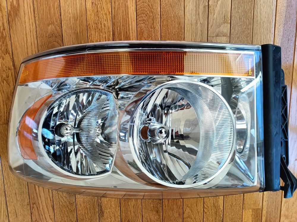 06 Dodge Ram Headlight