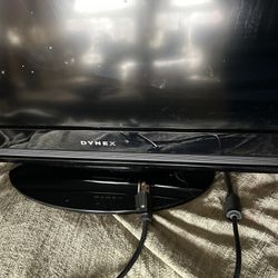 Dynex 32 Inch TV Excellent Work  Condition  Use A Universal Remote 
