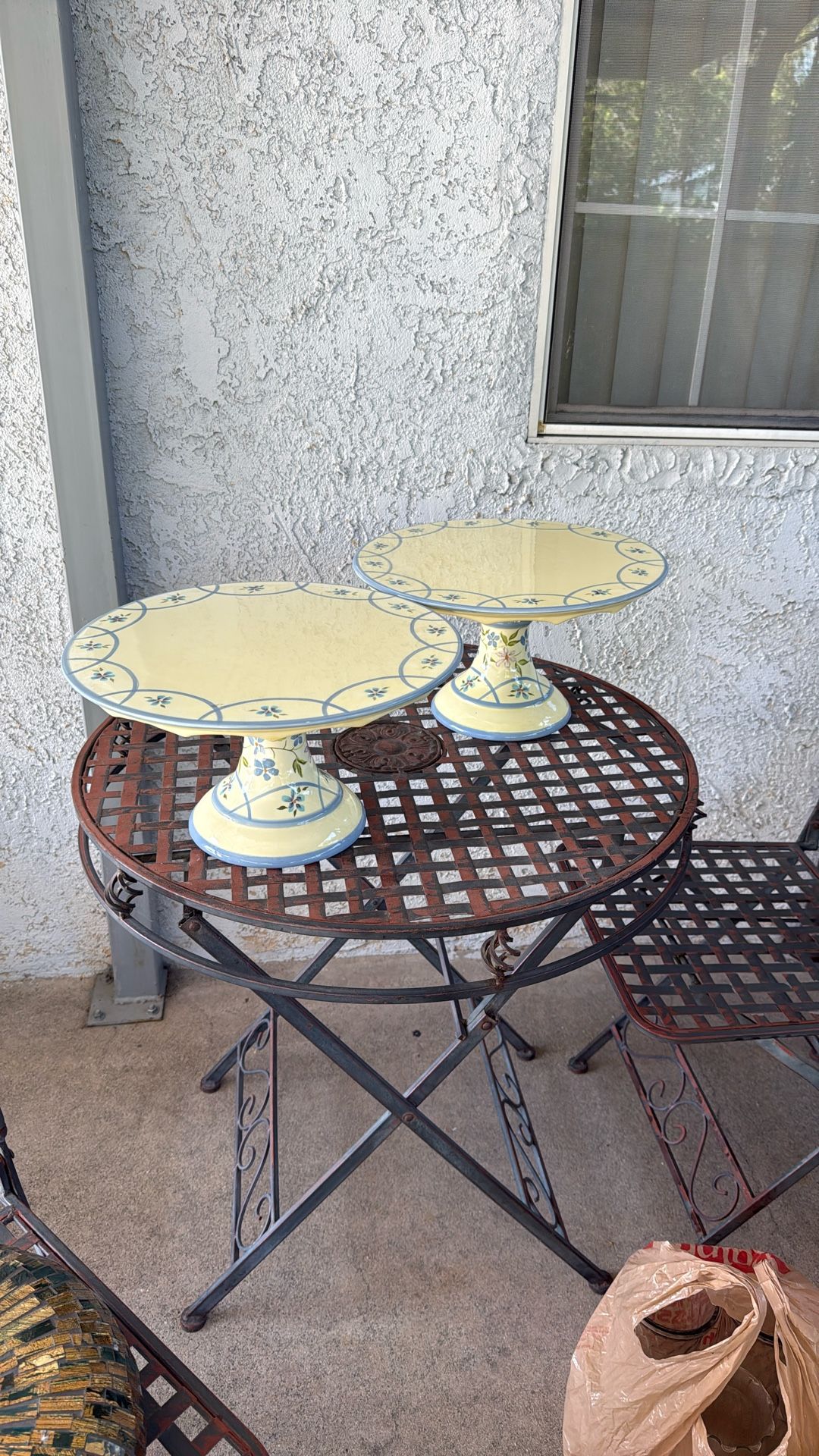 2 Cake stands 