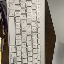 Apple Wireless Keyboard - Silver/White, Fully Functional