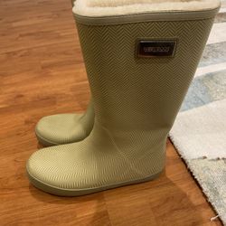 Moovboot Sheepskin Rubber Boots Waterproof Snow All Weather Boots Size 9. Condition is "Pre-owned".  The  Moovboot promise to keep your feet dry and s