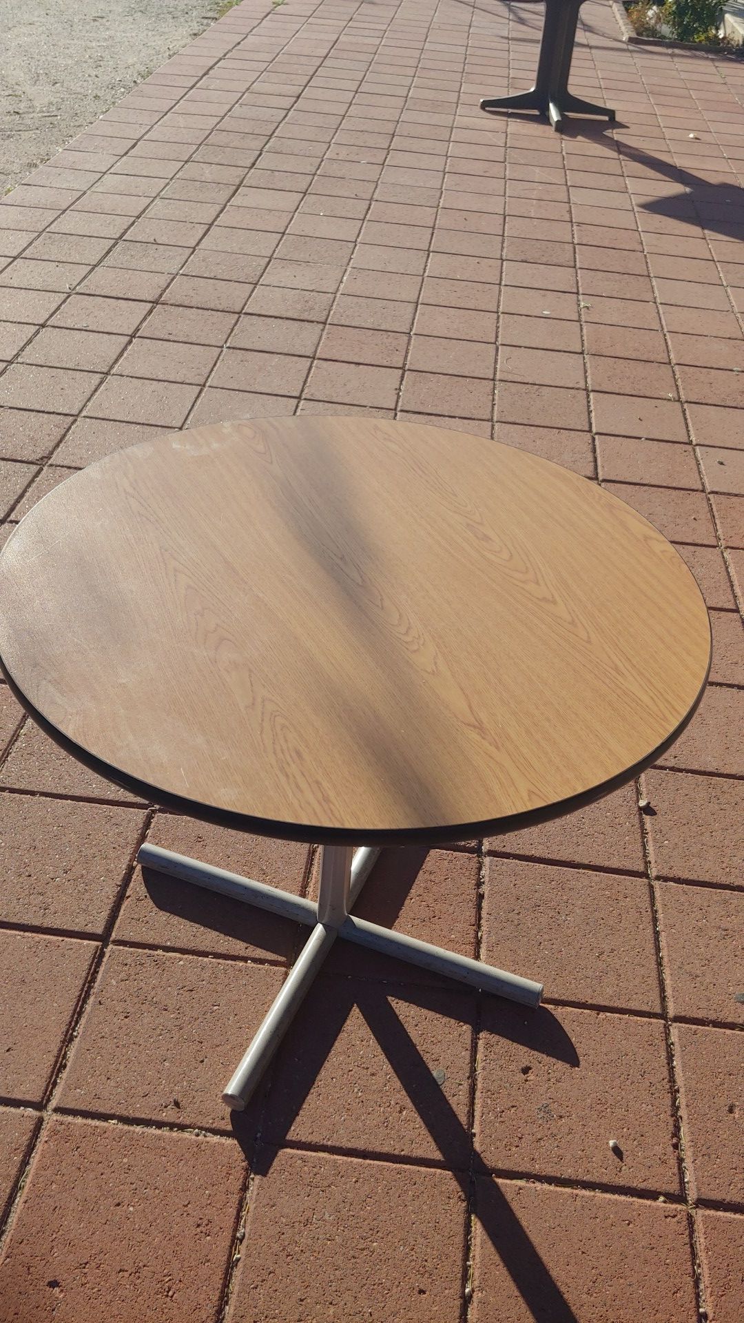 Round dinning table