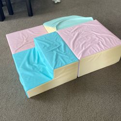 Kids Play Blocks 