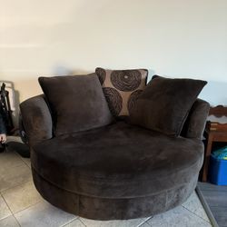 Round Couch 3 Pillows 