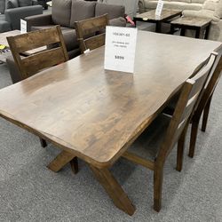 5 Pc Dining Table Perfect For Christmas Dinners!!