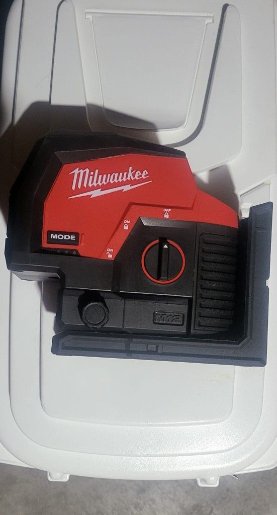 New , Nuevo, Milwaukee 3622-20 M12 12V Cordless Green Cross Line w/ Plumb Points Laser Level