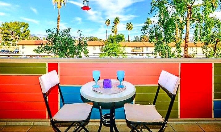 Bistro Small With 2 Metal Mesh Fold Up Chairs