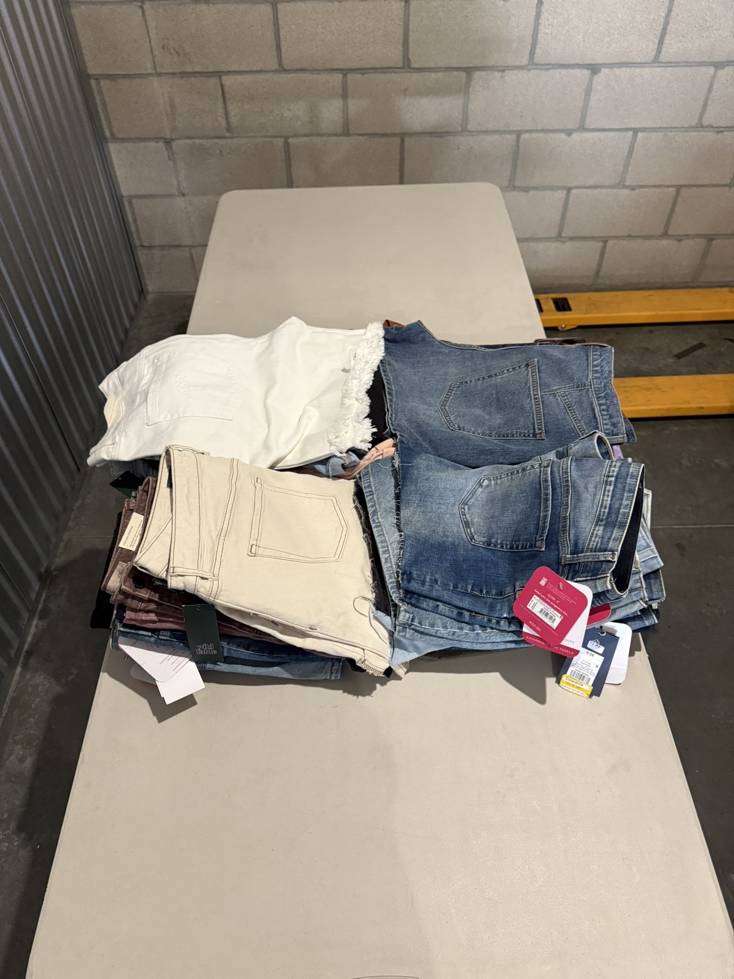 Jeans Shorts De Mujer Diferentes Tallas/ Women Jeans Shorts Different Sizes **37 Pieces, $185**