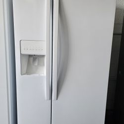 WHIRLPOOL REFRIGERATOR.  33"