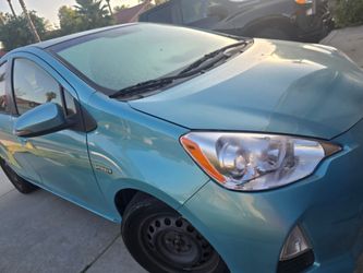 Solo para partes Toyota Prius C
