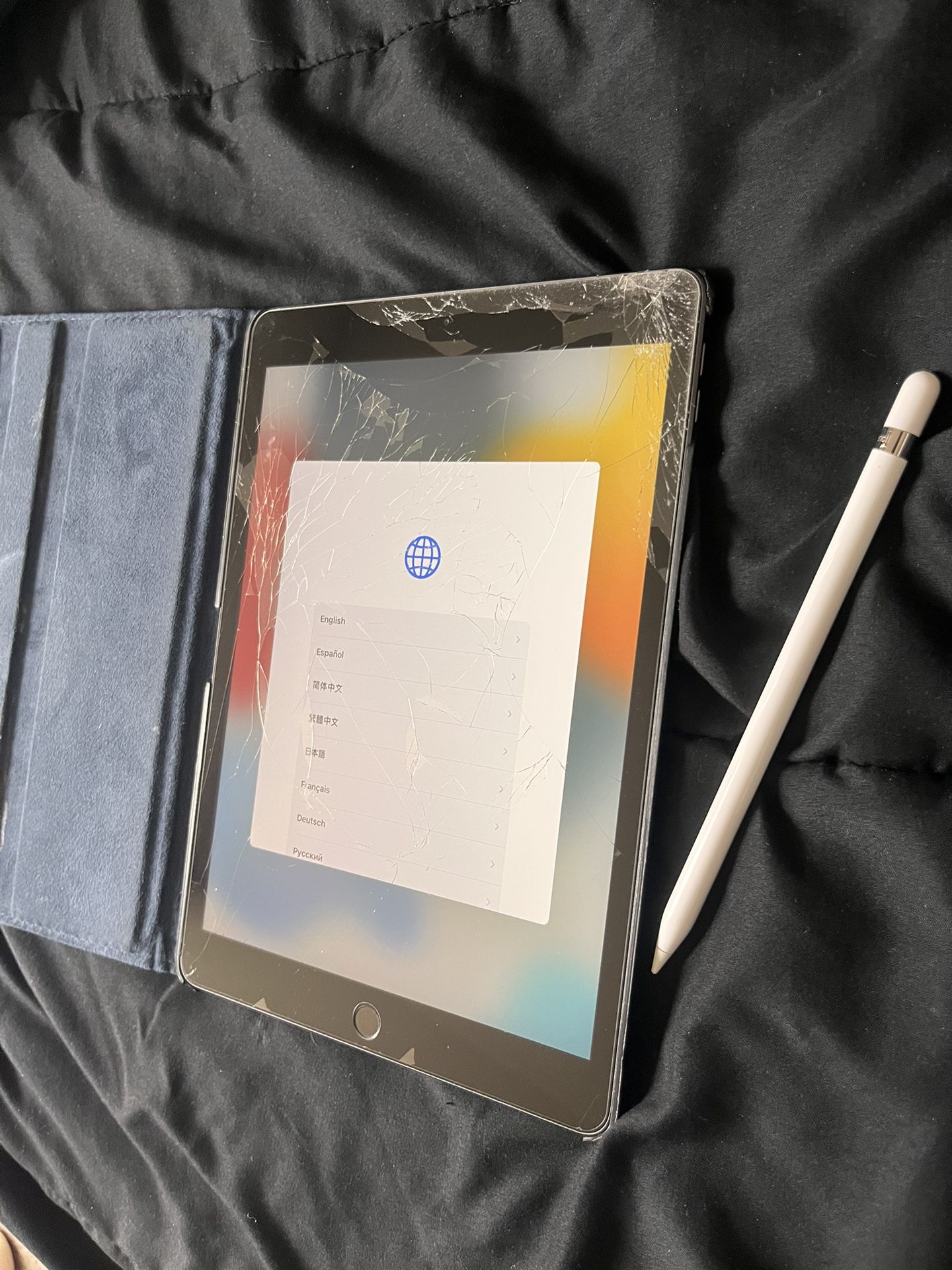 iPad 8th Gen Cracked Screen With Apple Pencil 