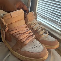Woman’s Pink Jordan 1 high Size 7 Wmns